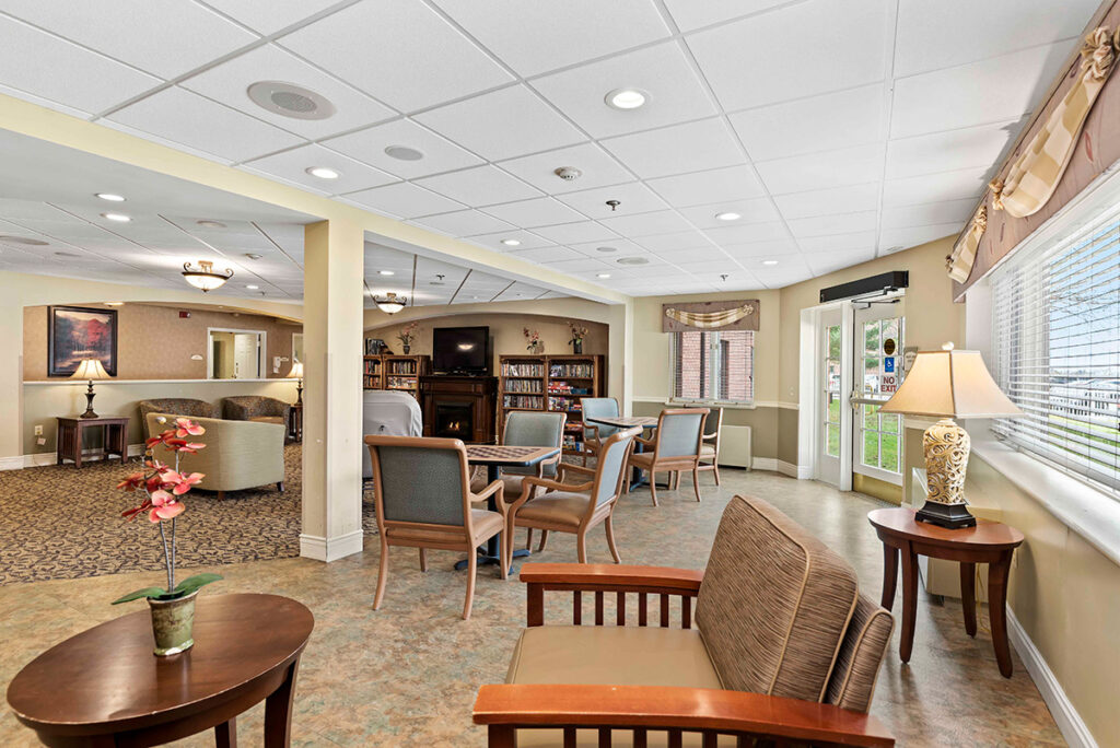 skilled nursing area at Ephrata Mano with tables, chairs